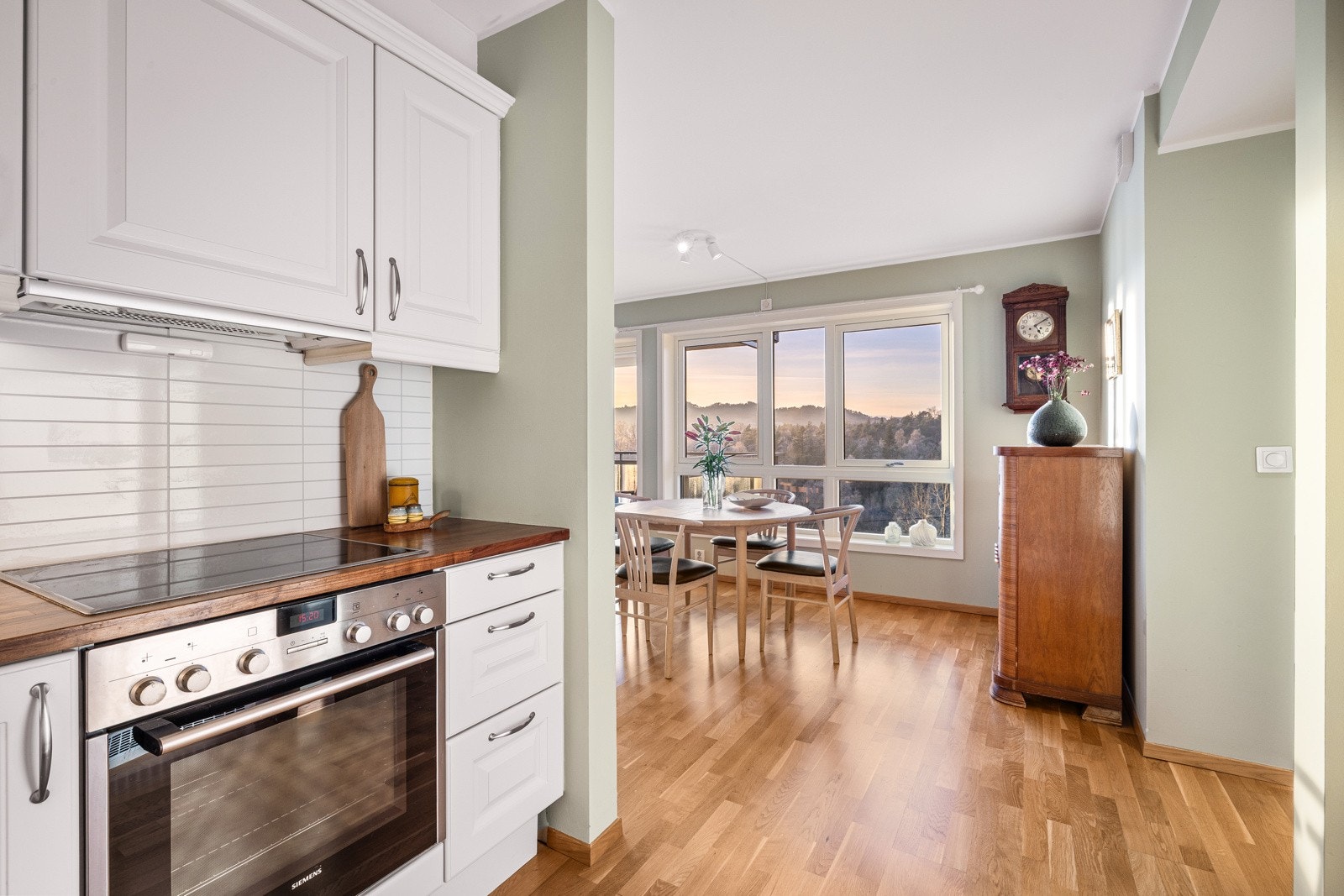 Kort vei til spisestuen slik at dialogen kan holdes i gang, Galleribilde