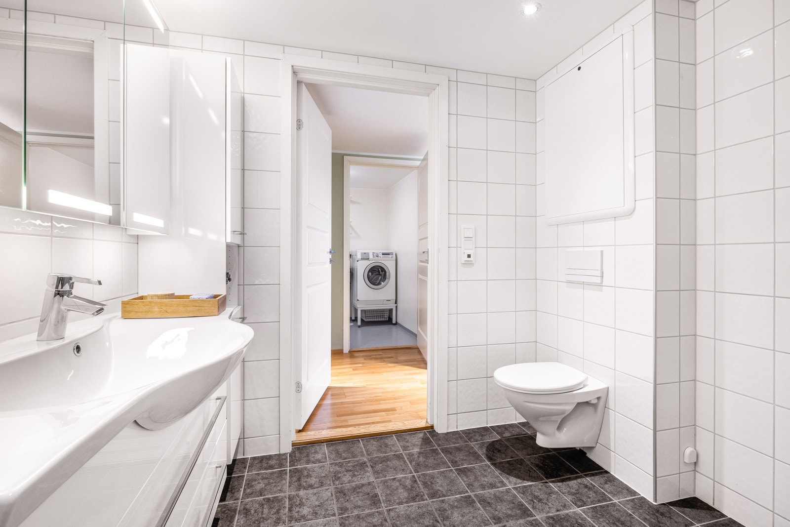 Det helflisede badet har god størrelse, og har tidløse fargevalg på flisene. Galleribilde