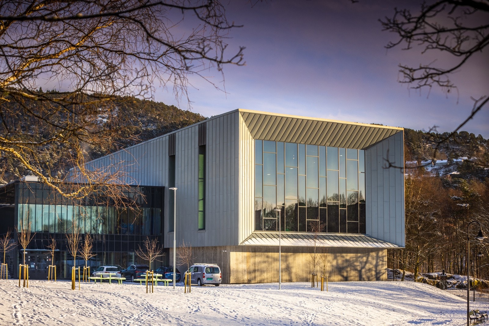 Svømmehallen er åpen for alle i helgene, og utvalgte tidspunkt i uken - og ligger i gangavstand fra leiligheten. Galleribilde
