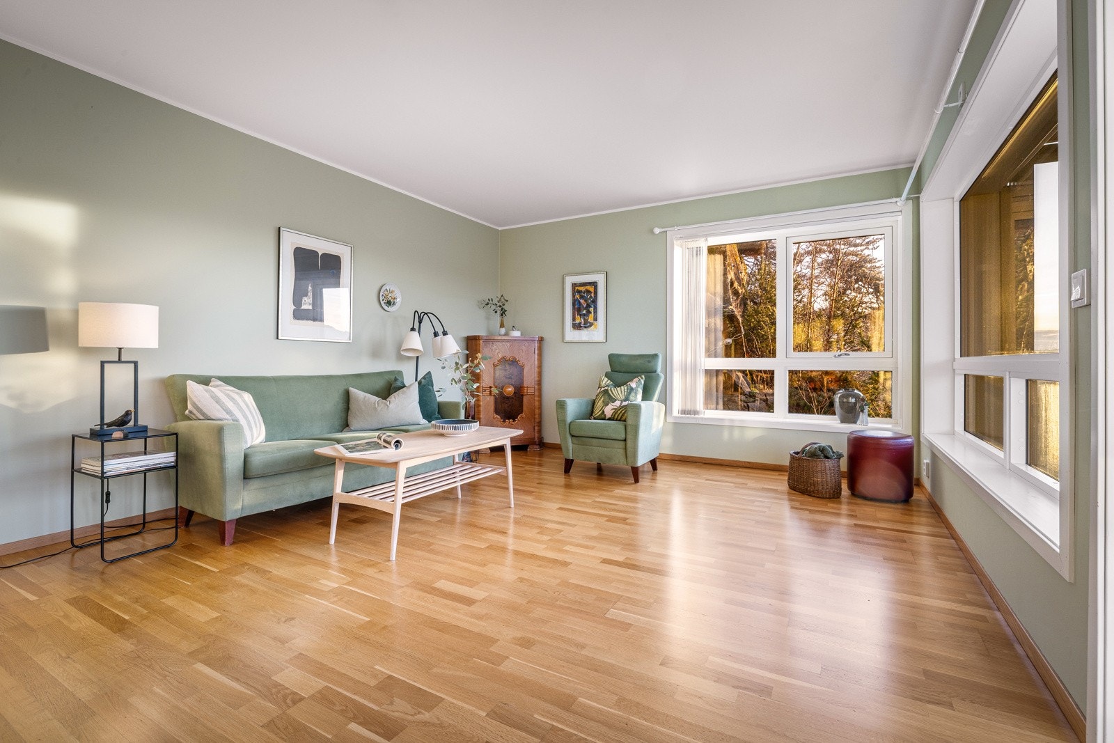 Leiligheten er malt i behagelige, duse fargevalg. Galleribilde