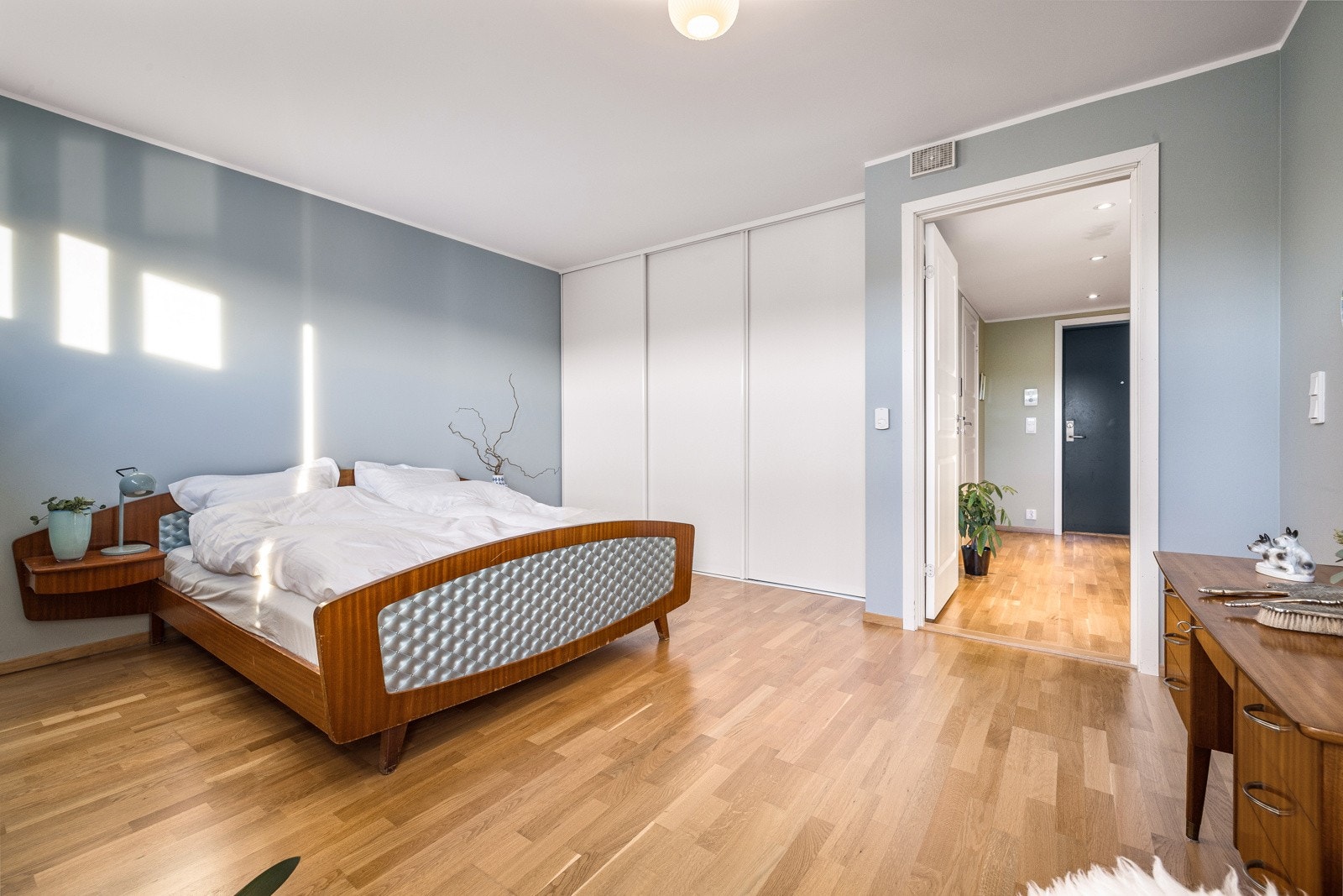 En praktisk skyvedørsgarderobe rommer kleskolleksjonen, og det er også plass til kommoder om du skulle behøve mer oppbevaring. Galleribilde