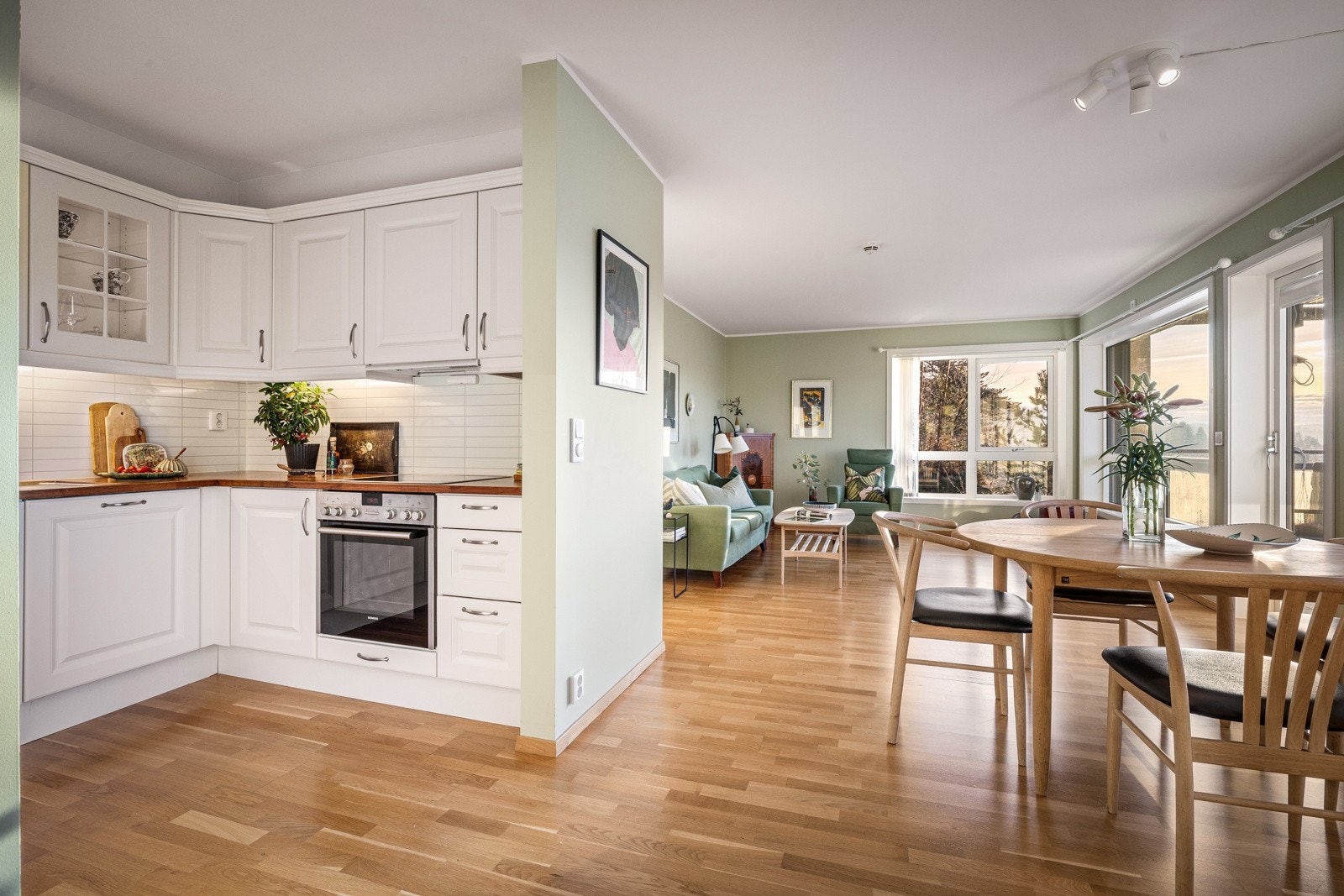 Kjøkkenet ligger som nevnt i tilbaketrukket, men åpen løsning til stuen som gjør matlagingen mer sosial og inkluderende. Galleribilde