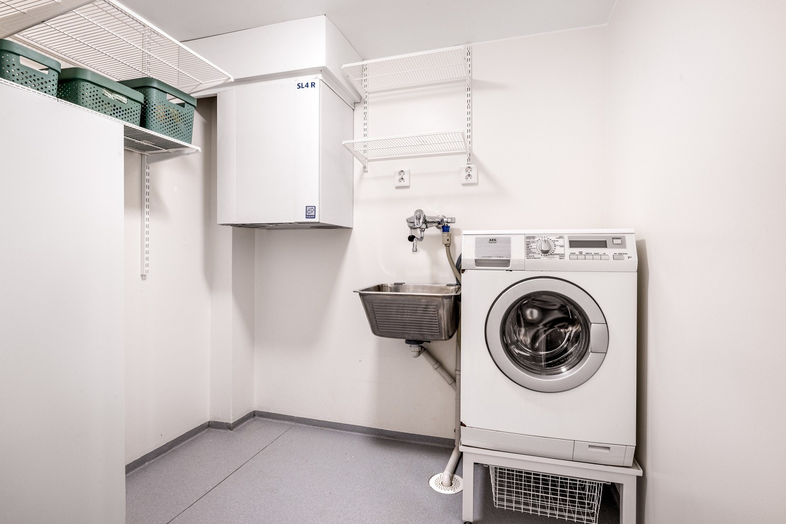 De fleste synes det er veldig praktisk å ha vaskemaskin i eget rom, og det er i tillegg godt med lagringsplass i boden. Galleribilde