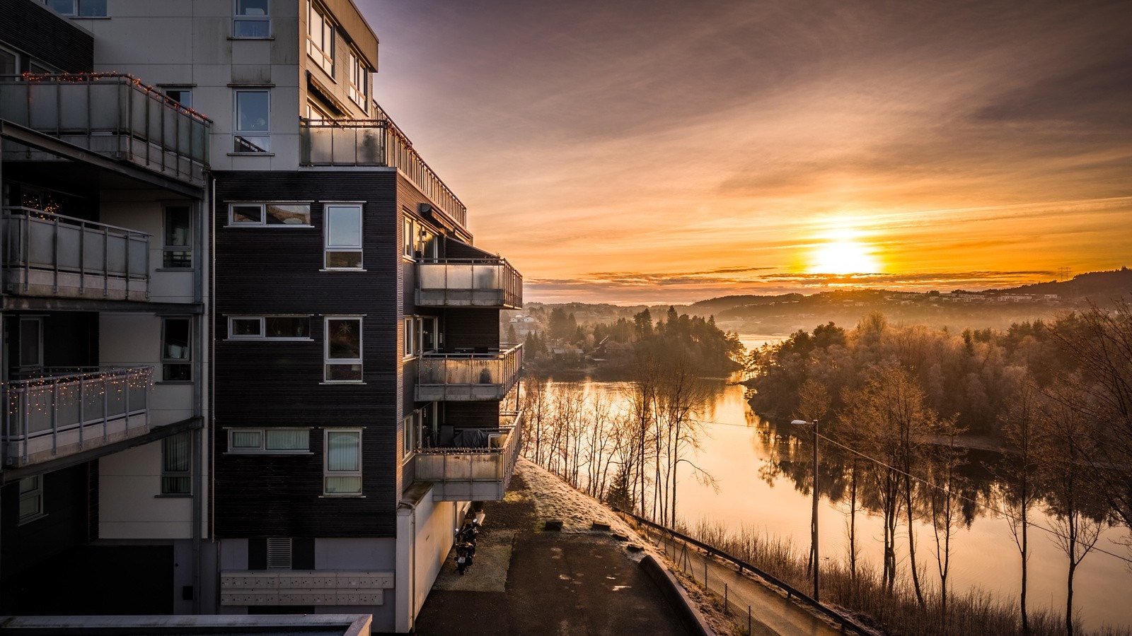 Sælenveien Terrasse ble bygget i 2013 og ligger flott til i rolige og naturskjønne omgivelser ved Sælenvannet. Galleribilde