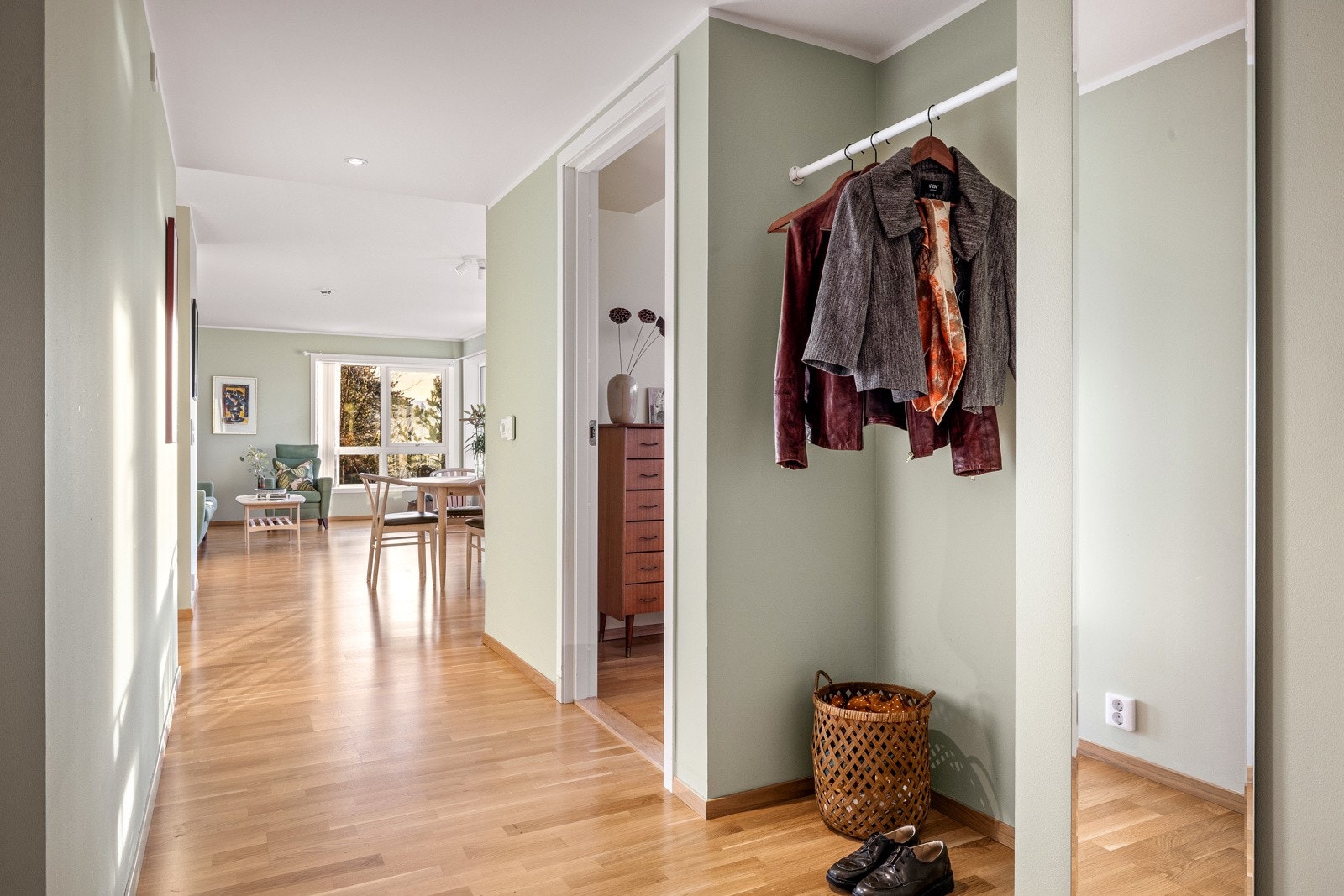 Det er god plass ti å henge fra seg yttertøy i nisjen, og samtidig rom for kommoder om du skulle ønske mer. Galleribilde