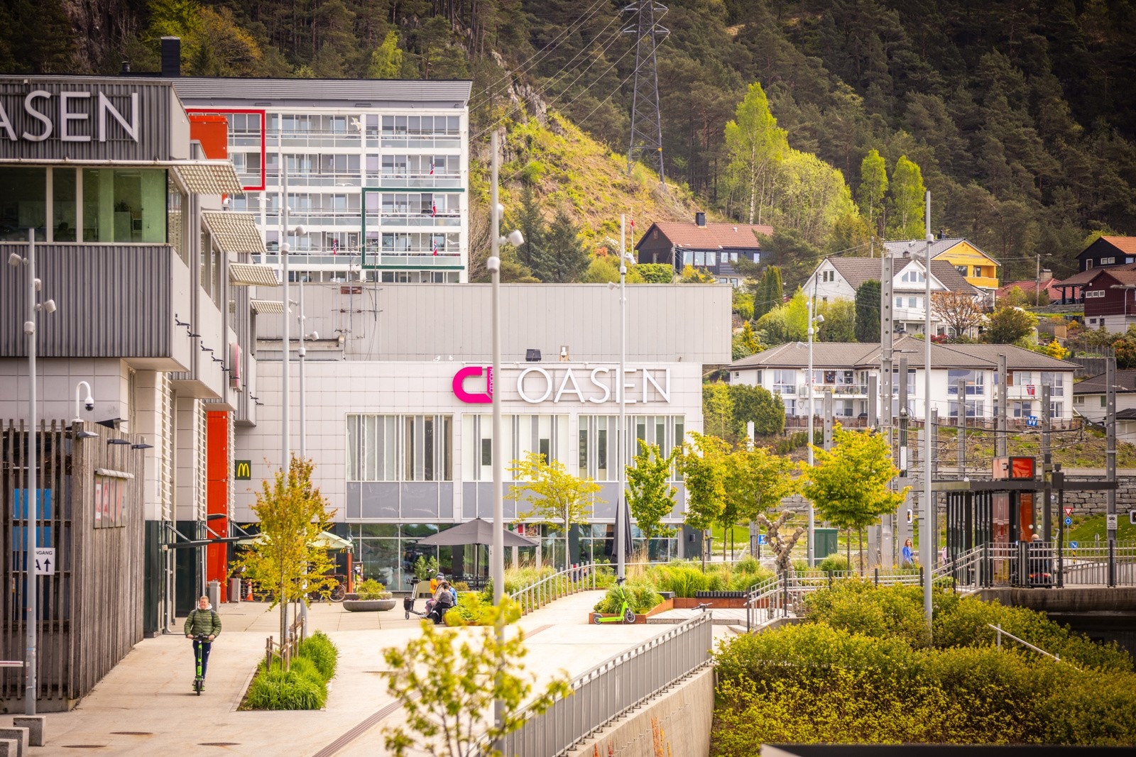 Det er gangavstand til Oasen og Bybaneholdeplass. Galleribilde