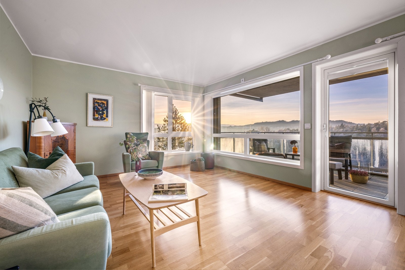 Fra stuen er det utgang til balkongen. Galleribilde