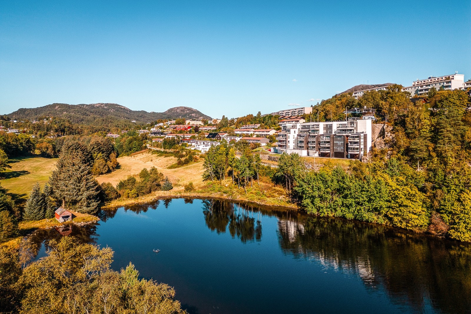 Det er noe behagelig og nesten umerkelig rolig over Sælenveien 91 hvor hverdagen lever i sitt eget rolige tempo Galleribilde