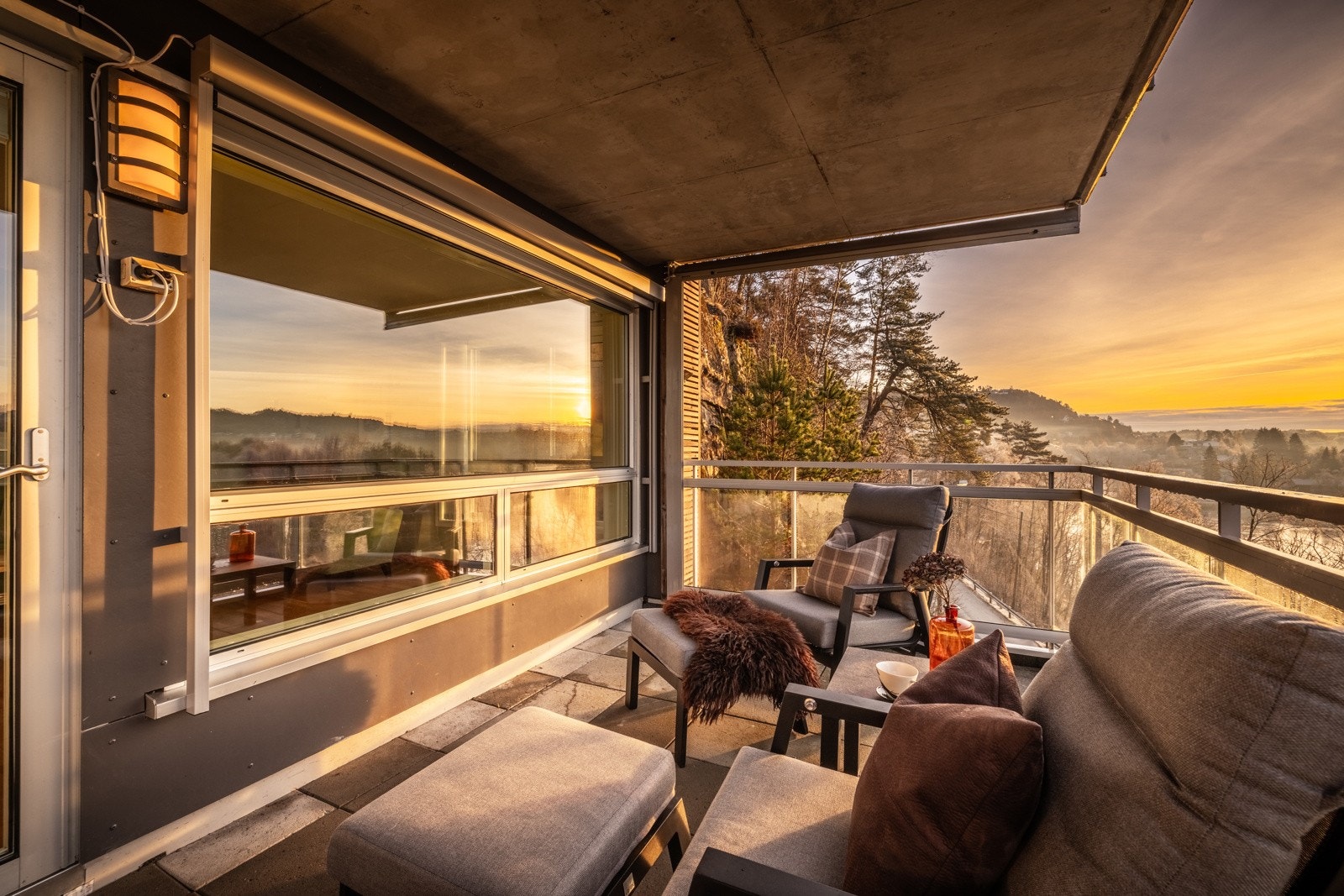 Balkongen har god størrelse med sine 10,7 m², og gir plass til både sittegruppe og blomsterkrukker. Galleribilde