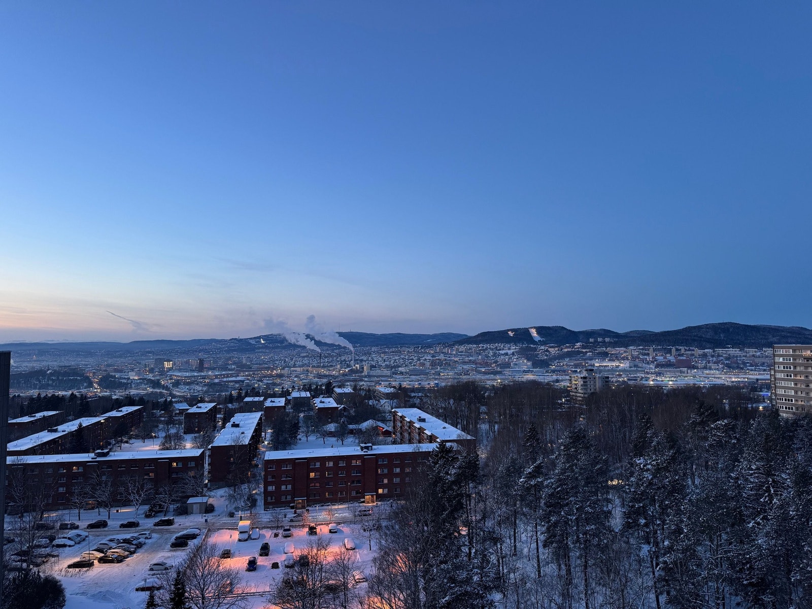 Holmenkollen i det fjerne. Fra balkongen ser man store deler av Oslo. Galleribilde