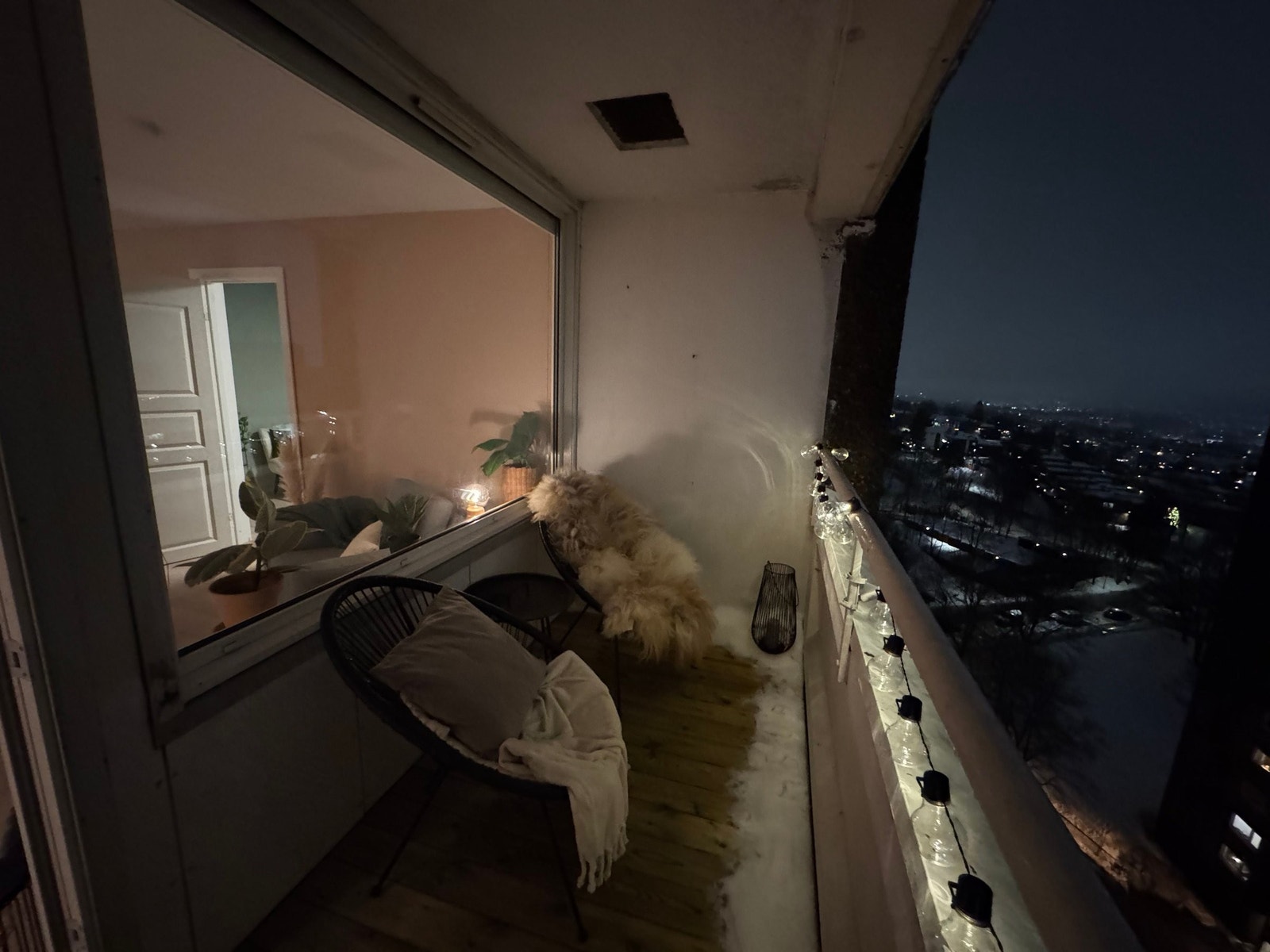 Her kan man sitte sene sommerkvelder. Galleribilde