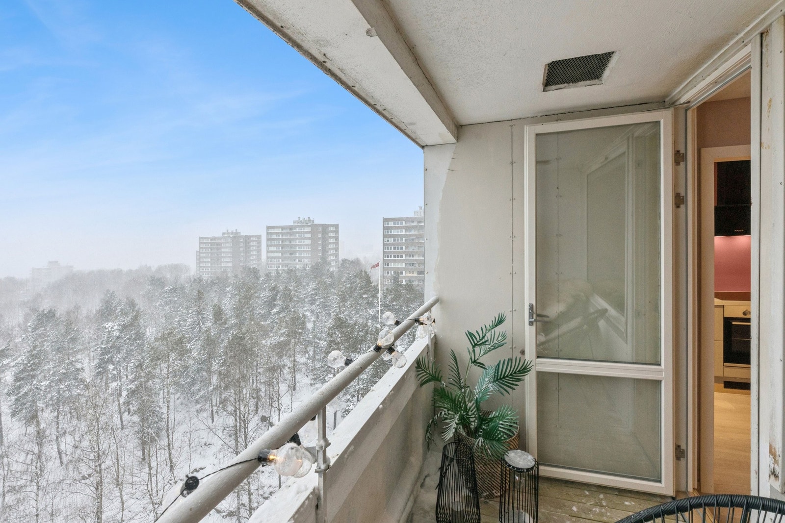 På balkongen er det nylig lagt trykkimpregnert bordkledning. Her kan man nyte utsikt og ro. Galleribilde