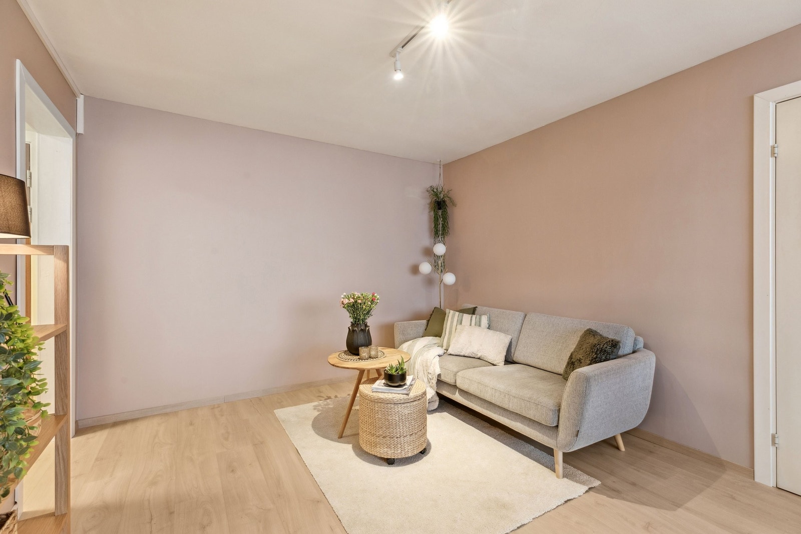 Sofakroken er lys og fin. Her kan man slenge seg nedpå etter en dag på arbeid. Galleribilde