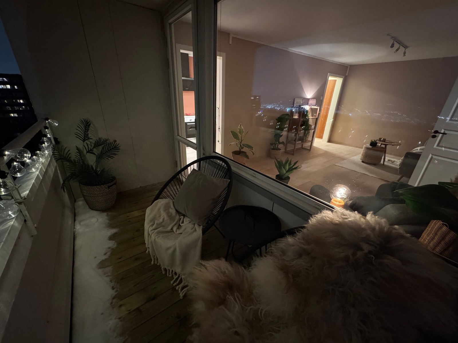 Det er god plass til bord og stoler på balkongen. Den er 5 kvm stor. Galleribilde