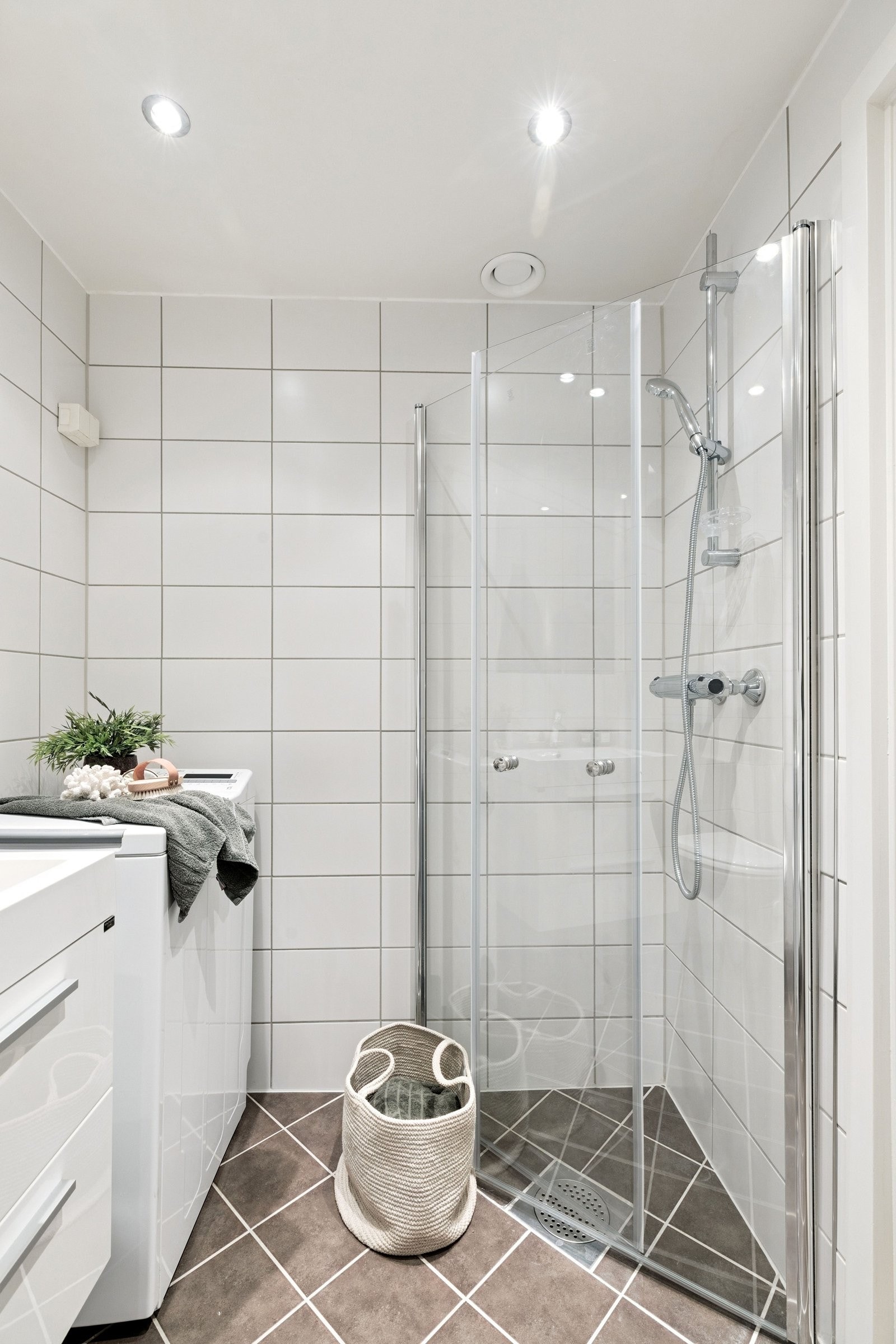 Ved siden av dusjen er det plass til vaskemaskin. Galleribilde