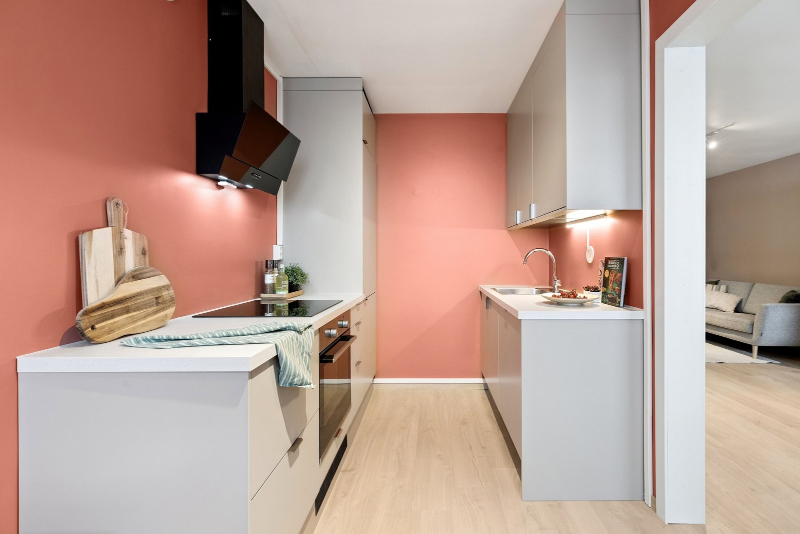 Kjøkkenet ble satt opp i desember 2025. Her er det god plass til å lage mat. Galleribilde