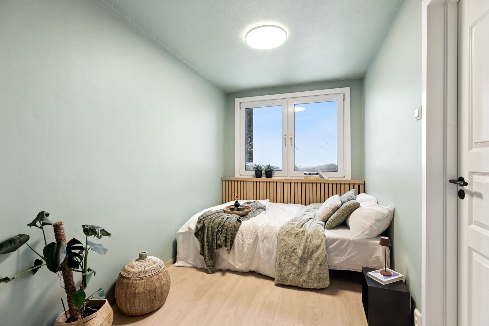 Soverommet har god plass og kan settes inn alt fra 90 cm seng til 180 cm. Galleribilde