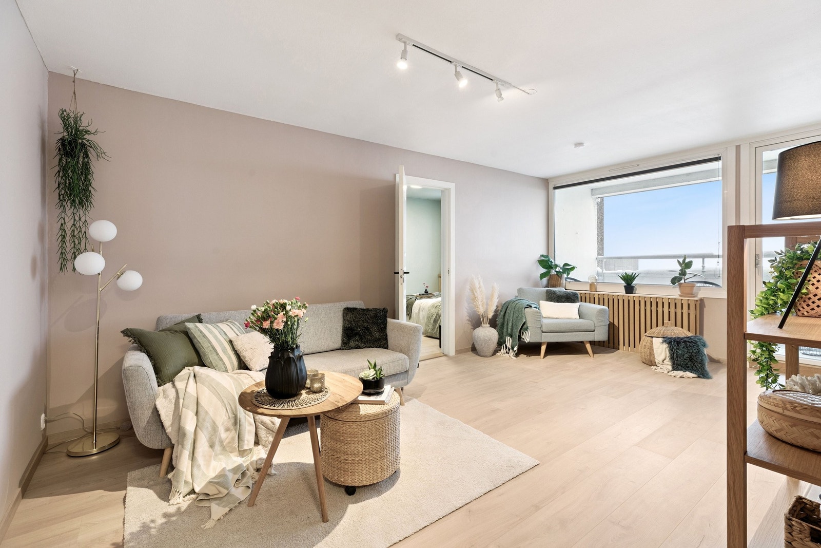 I stuen er det plass til både sofakrok og en lesekrok, eller om man vil sette opp et spisebord og stoler. Galleribilde