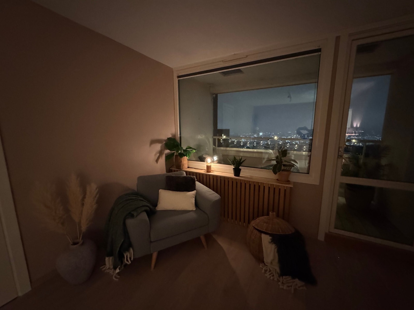 Lesekroken blir fort til en kosekrok når mørket senker seg. Galleribilde