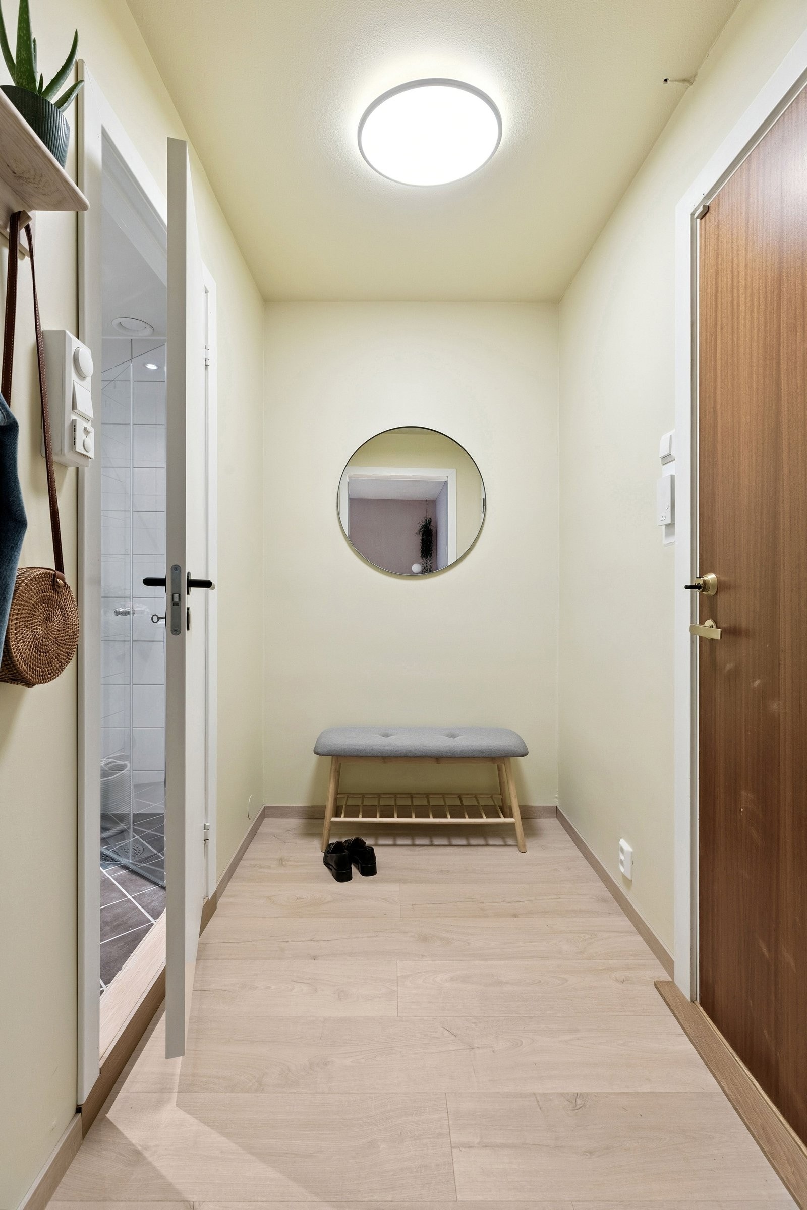 Gangen er romslig og har plass til en liten benk, skohylle og knagger. Om man ønsker kan man sette inn et garderobeskap. Galleribilde