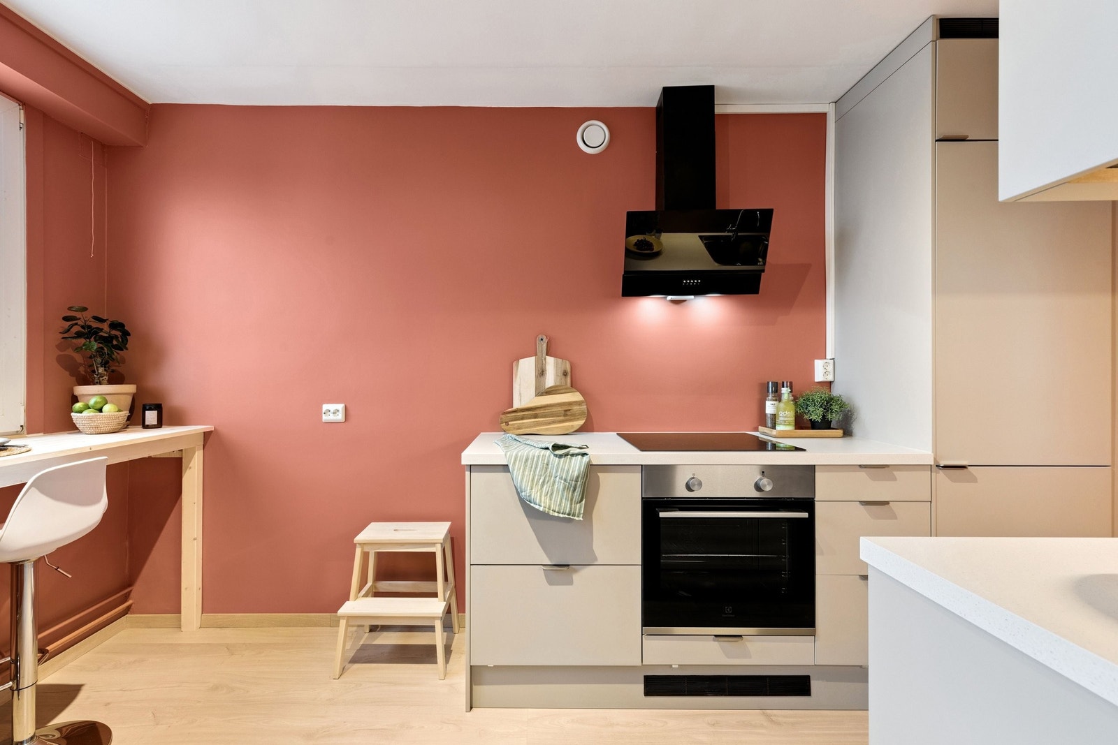 Det er god plass mellom kjøkkenet og spisebordet. Galleribilde