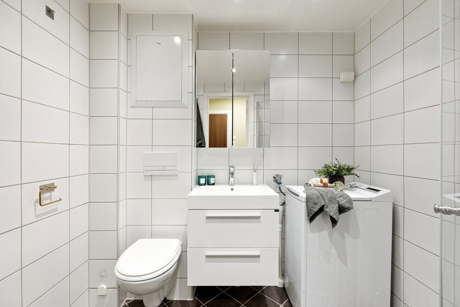 Det er nye dusjvegger, ny servant, blandebatteri og speil på badet. Galleribilde