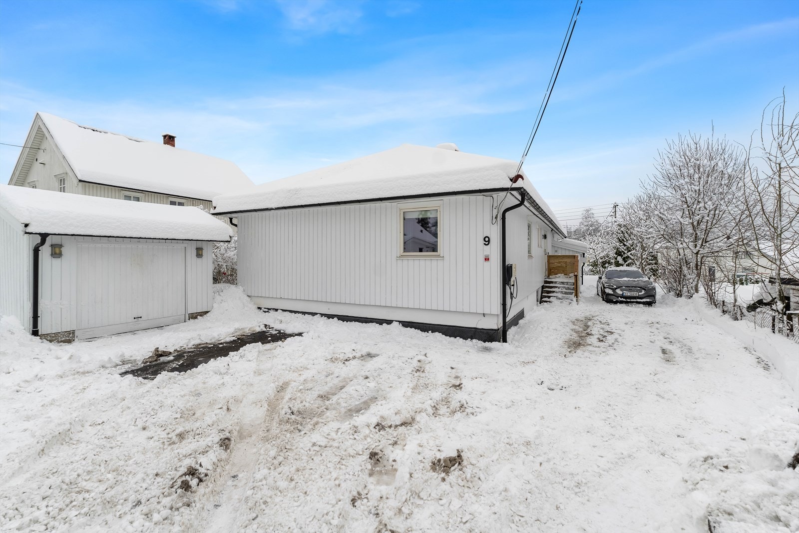 Parkering kan gjøres i garasje eller på biloppstillingsplassene på gårdsplassen. Det er etablert elbillader. Galleribilde