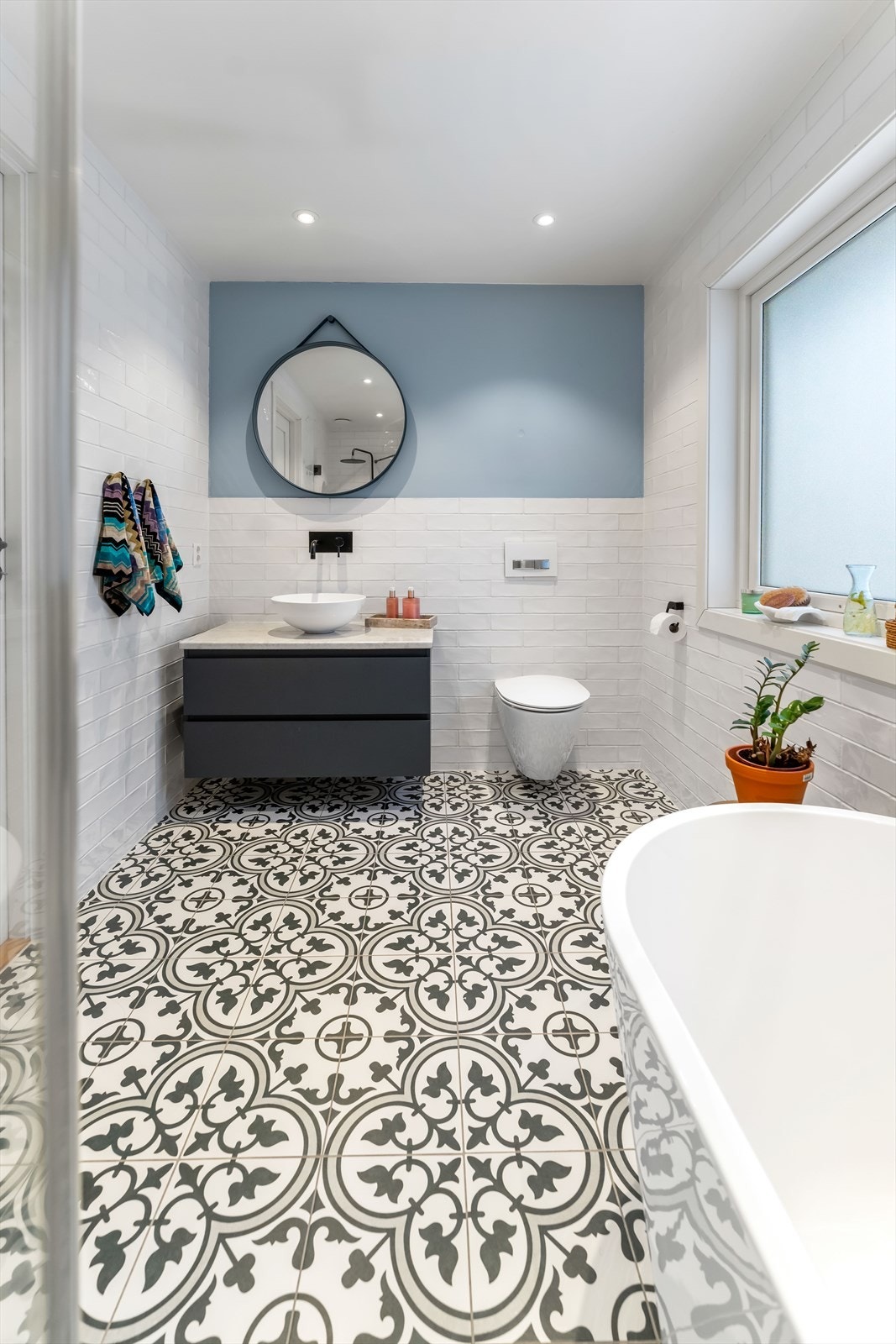 Her finner du toppmontert servant på underskap, badekar, dusjhjørne med innfellbare glassvegger og vegghengt toalett. Galleribilde