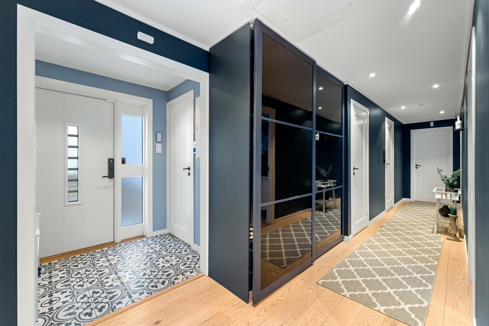 God oppbevaringsplass også i gangen etter entréen. Denne gangen leder til hoveddelens tre soverom og bad. Galleribilde