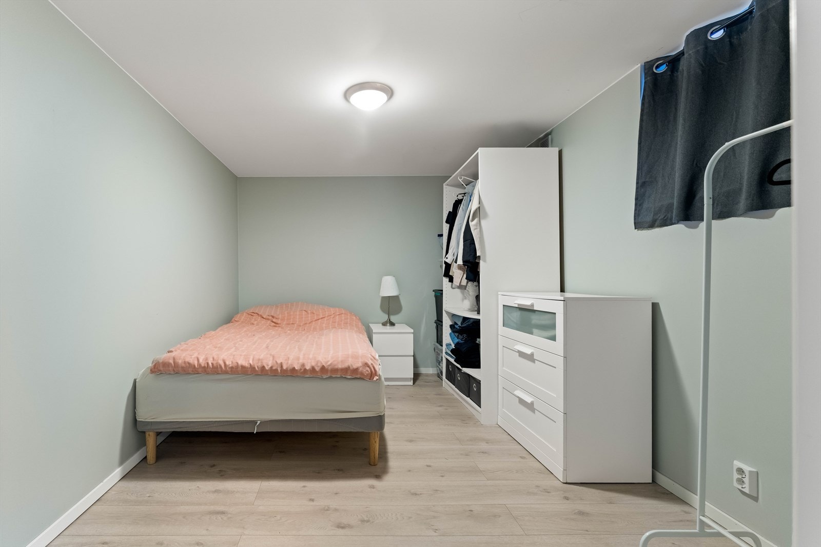 Hybelen har et romslig soverom med god plass til dobbeltseng, nattbord og garderobe. Galleribilde