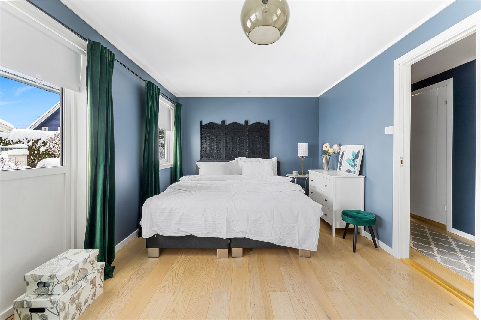 Hovedsoverommet er romslig med direkte utgang til terrasse. Galleribilde