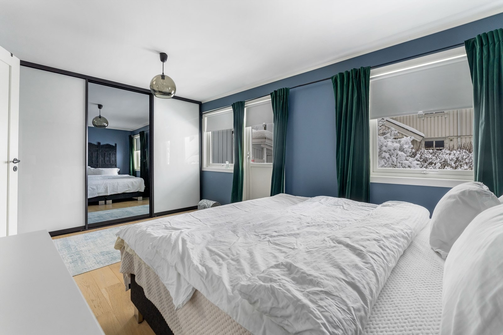 Rommet har også en stor skyvedørsgarderobe. Galleribilde