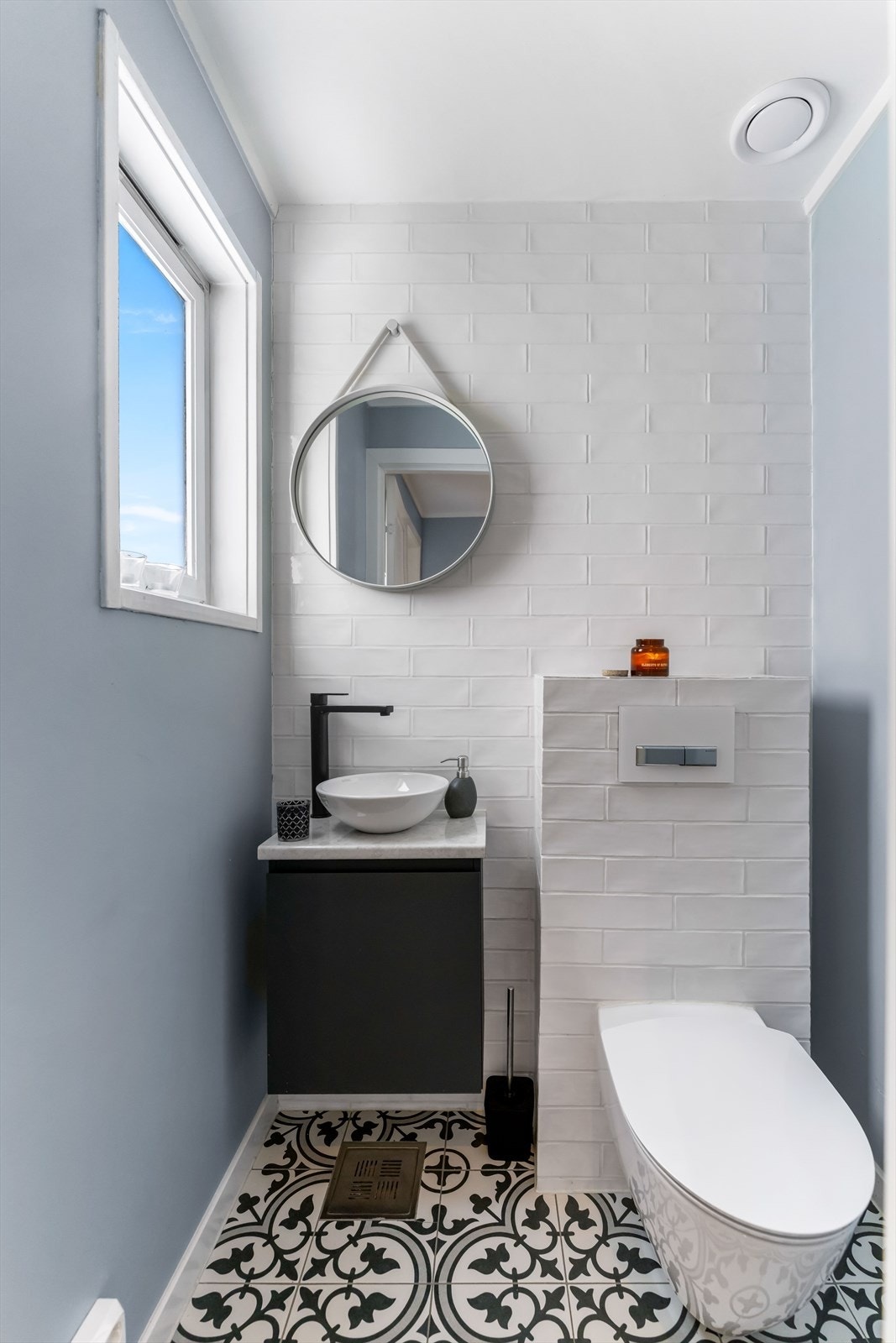 Fra entréen er det direkte tilgang til boligens toalettrom som gjør hverdagen ekstra smidig. Galleribilde