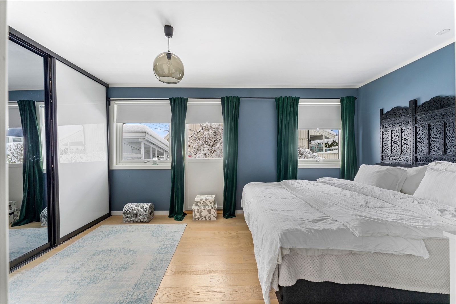 Store vindusflater gir flott lysinnslipp. Galleribilde