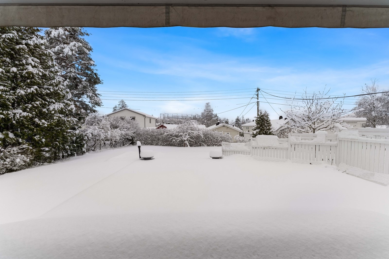 Tomten er på hele 919m² med plen, terrasse og beplantning. Galleribilde