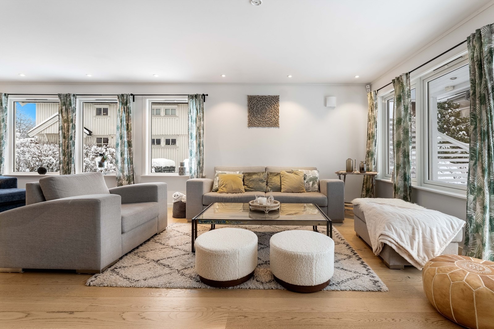 Stuen er et lyst og behagelig samlingspunkt med store vindusflater som slipper inn rikelig med dagslys. Galleribilde