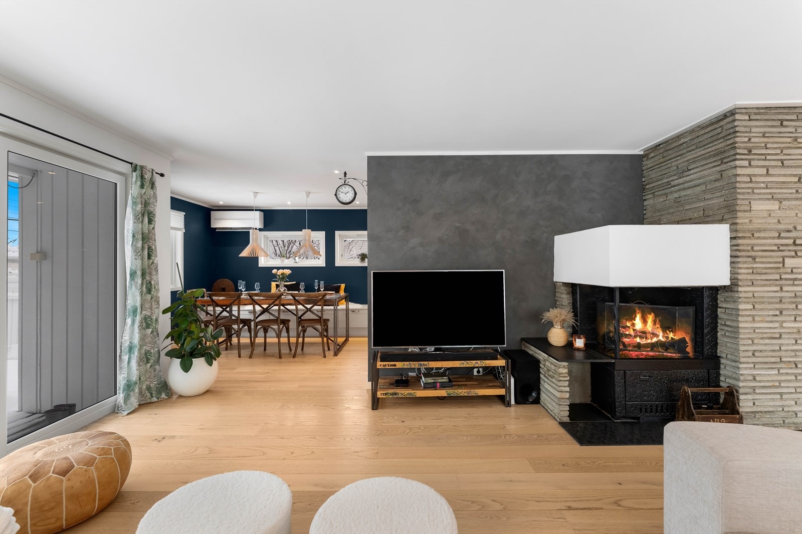 Stuen har en stemningsskapende peis som tilfører både varme og atmosfære. Galleribilde