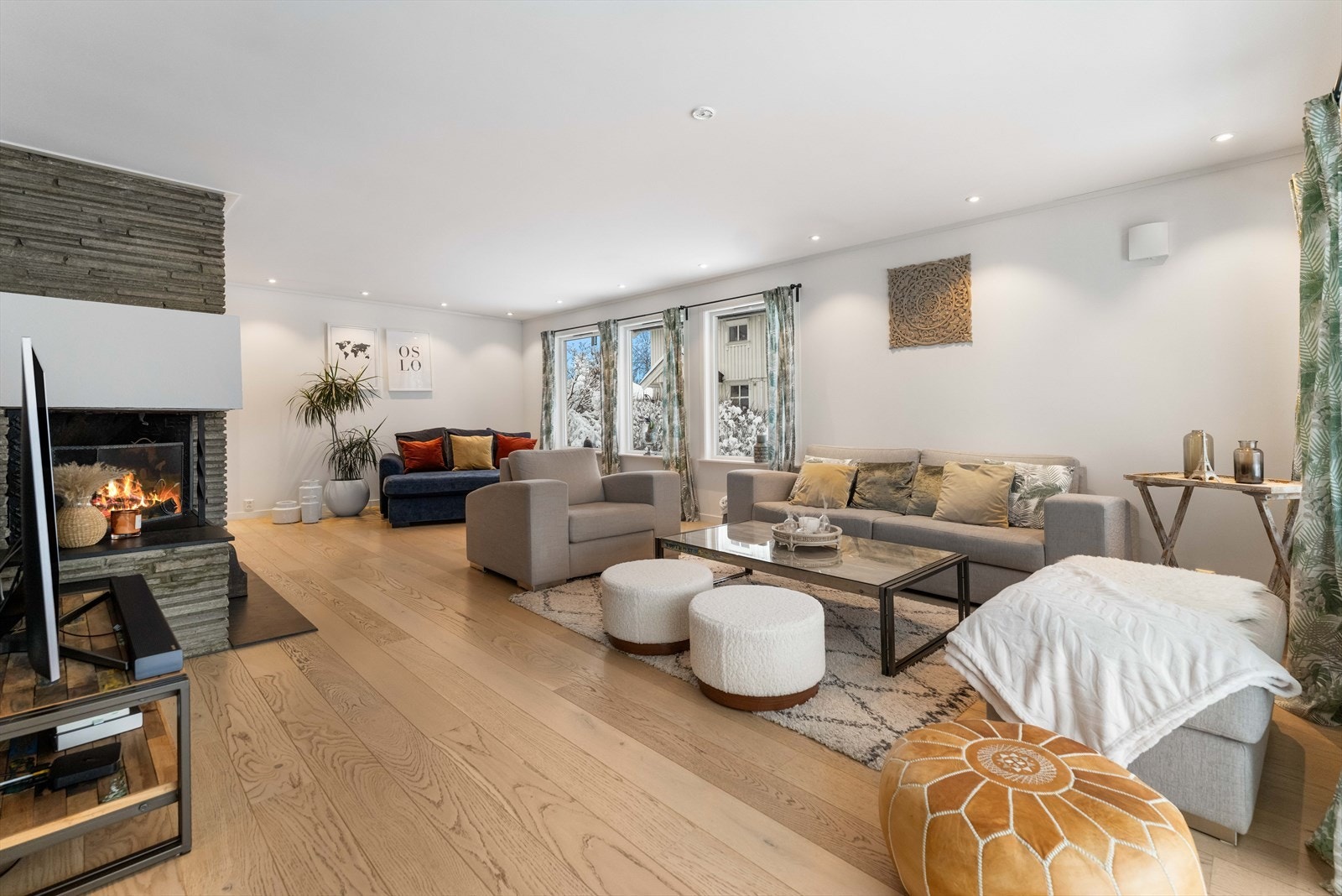 Rommet har god plass til stor sofa eller flere sittegrupper. Galleribilde