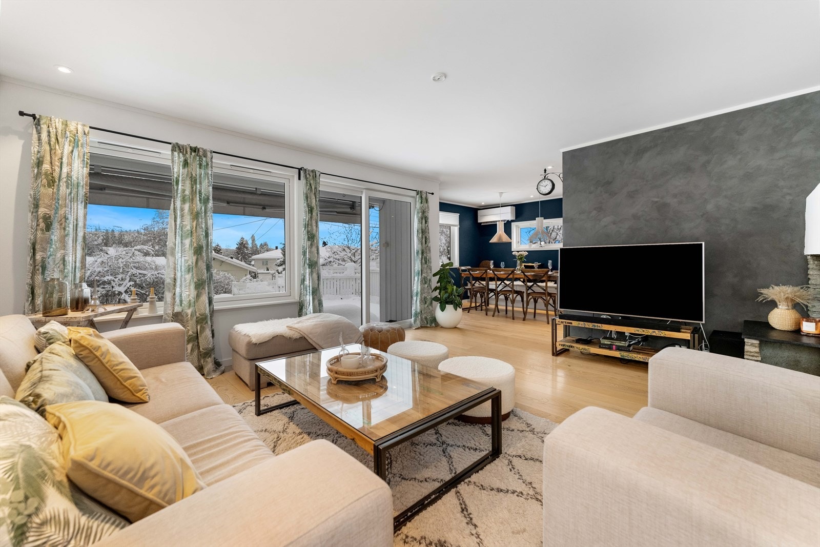 Fra stuen har du direkte utgang til en romslig terrasse og hage - perfekt for både rolige hverdagsstunder og sosiale sammenkomster. Galleribilde