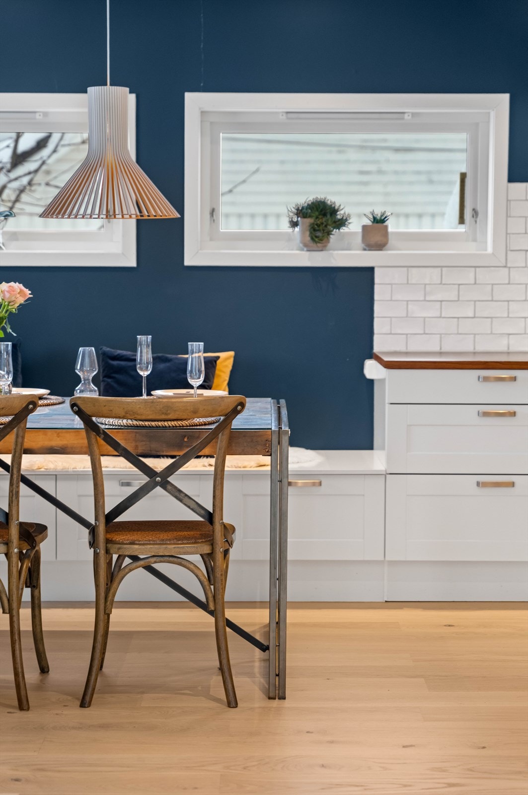 En integrert benk med oppbevaring gir både ekstra sitteplass og smart lagring. Galleribilde