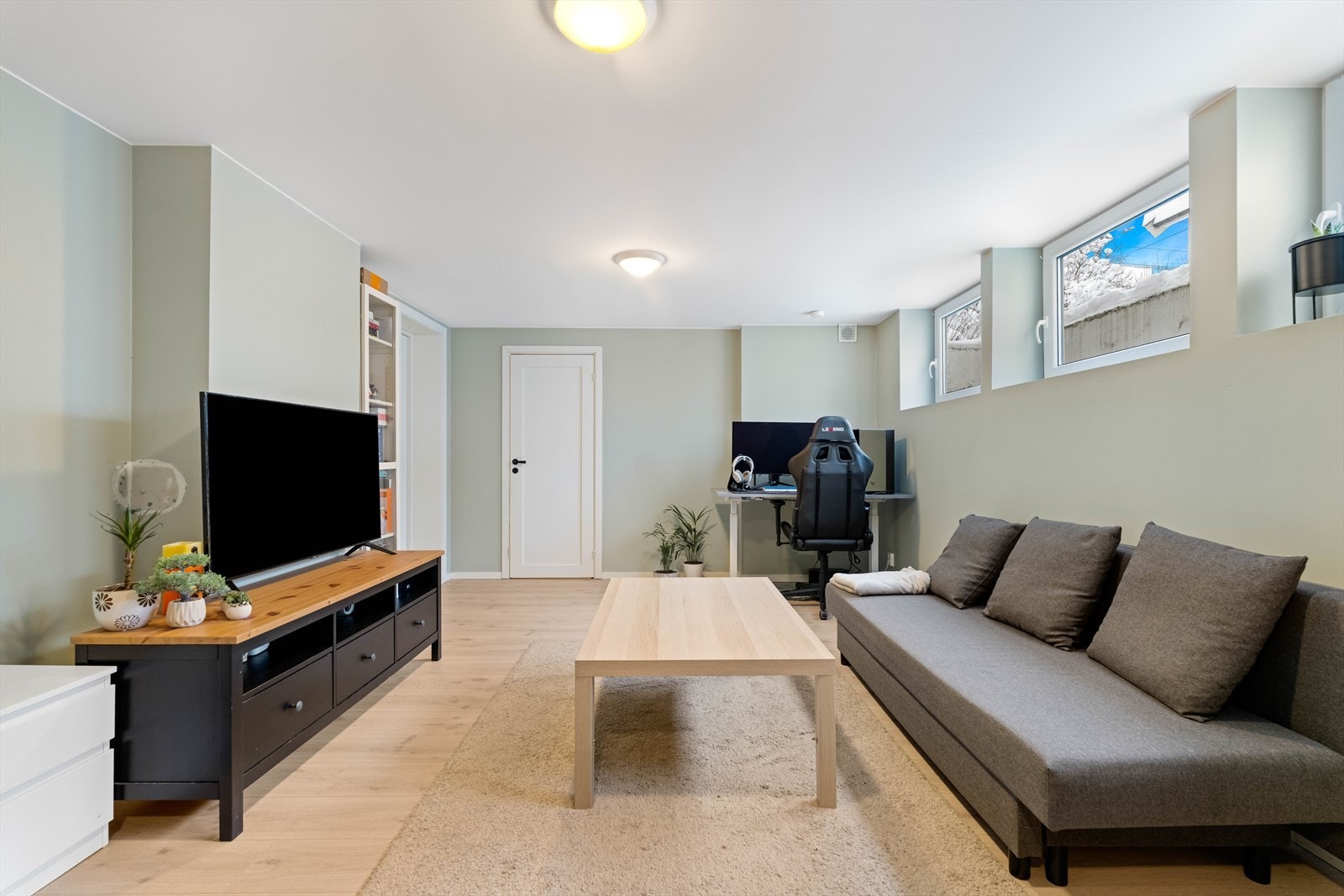 La oss ta en titt på hybelen. Her finner du blant annet en åpen stue- og kjøkkenløsningen som gir en lys og luftig atmosfære. Galleribilde