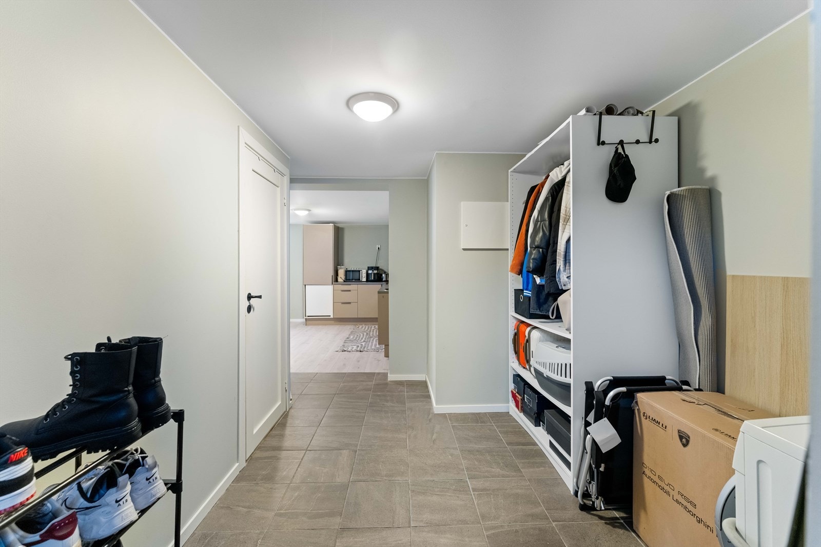 Hybelen har egen inngang og en flislagt entré med god plass til oppbevaring. Direkte tilgang til badet gjør planløsningen svært funksjonell. Galleribilde