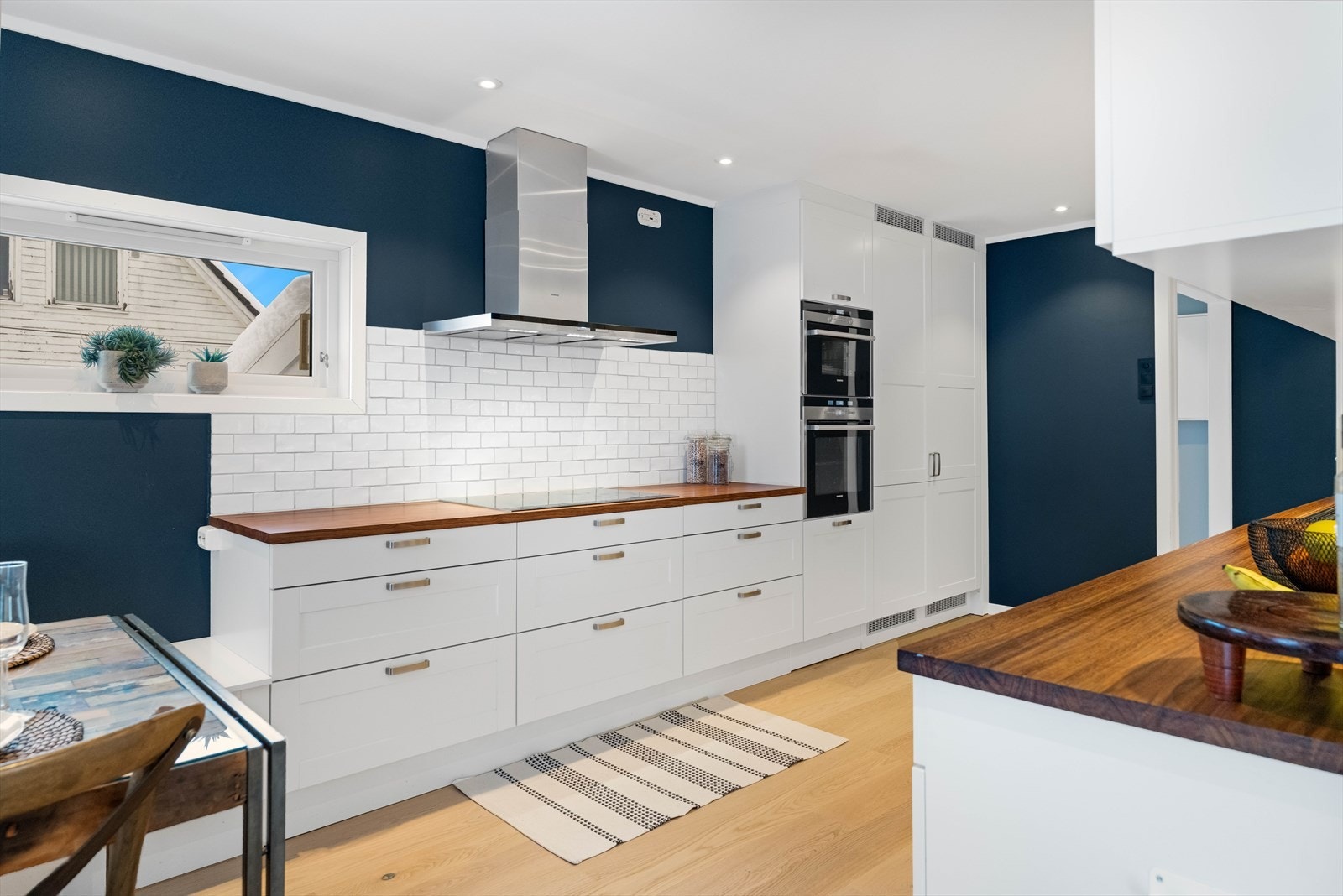 Kjøkkenet er romslig og praktisk utformet, med rikelig benke- og skapplass. Galleribilde