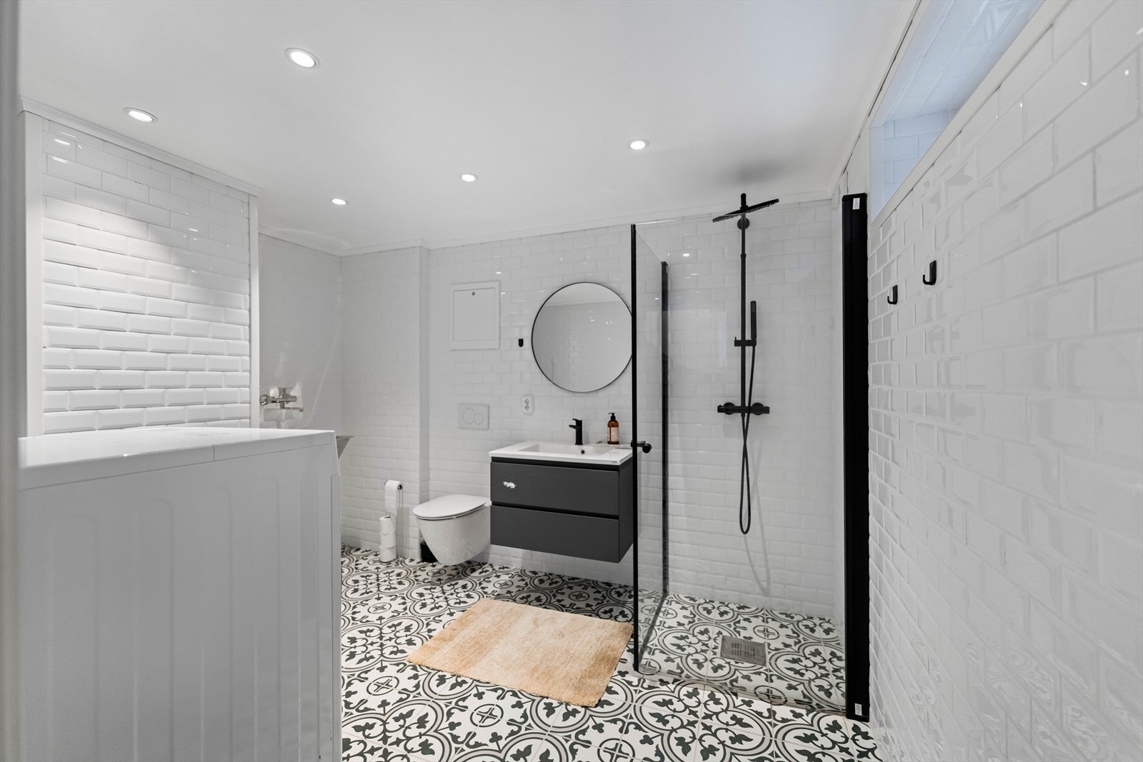 Her finner du servantskap med nedfelt servant, dusjhjørne med glassdører, opplegg for vaskemaskin, varmtvannsbereder og vegghengt toalett. Galleribilde