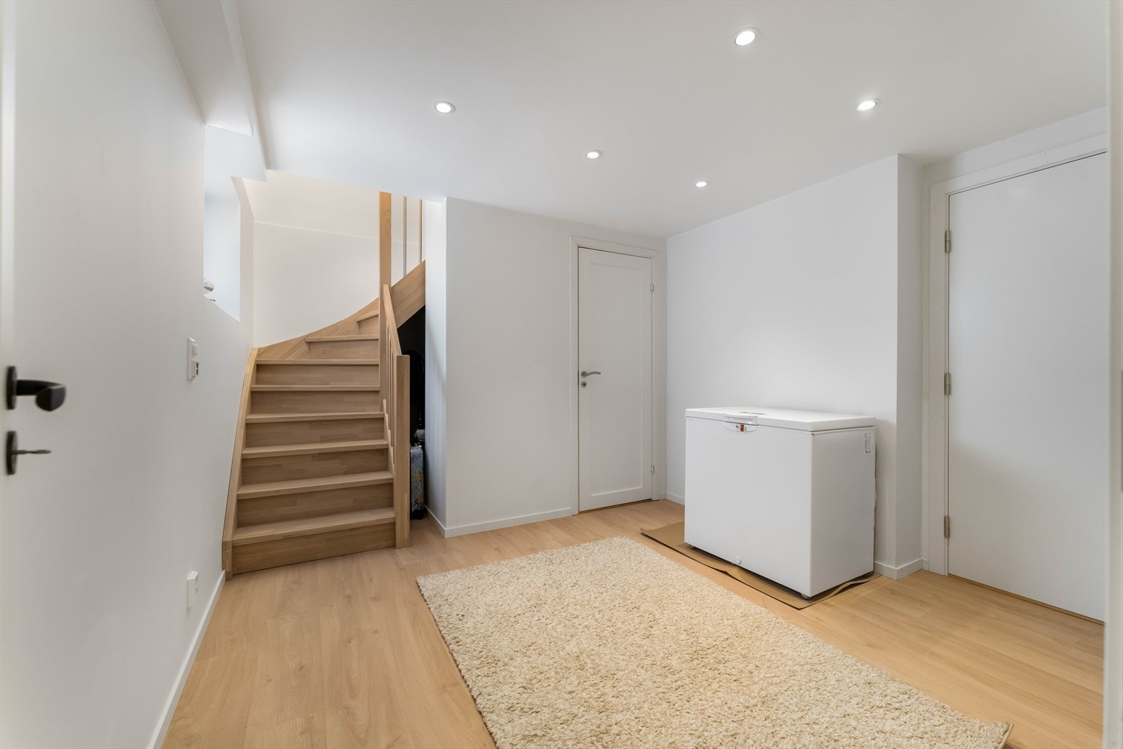Ned trappen til underetasjen finner du et trapperom som leder videre til boligens vaskerom, samt hybeldel. Galleribilde