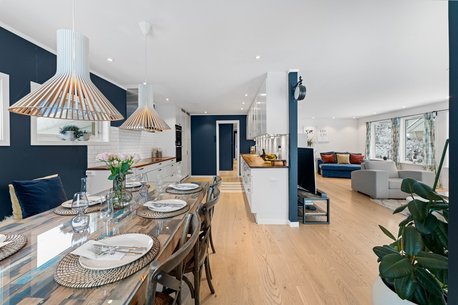 Gode, åpne overganger mellom rommene gir boligen en lys og luftig følelse. Galleribilde