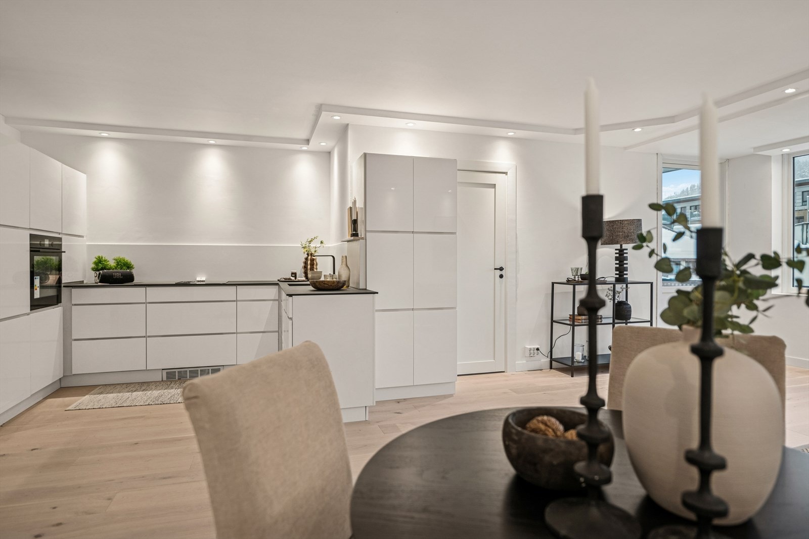 Spisebordet finner sin plass like ved kjøkkenet, en sosial og god løsning. Galleribilde