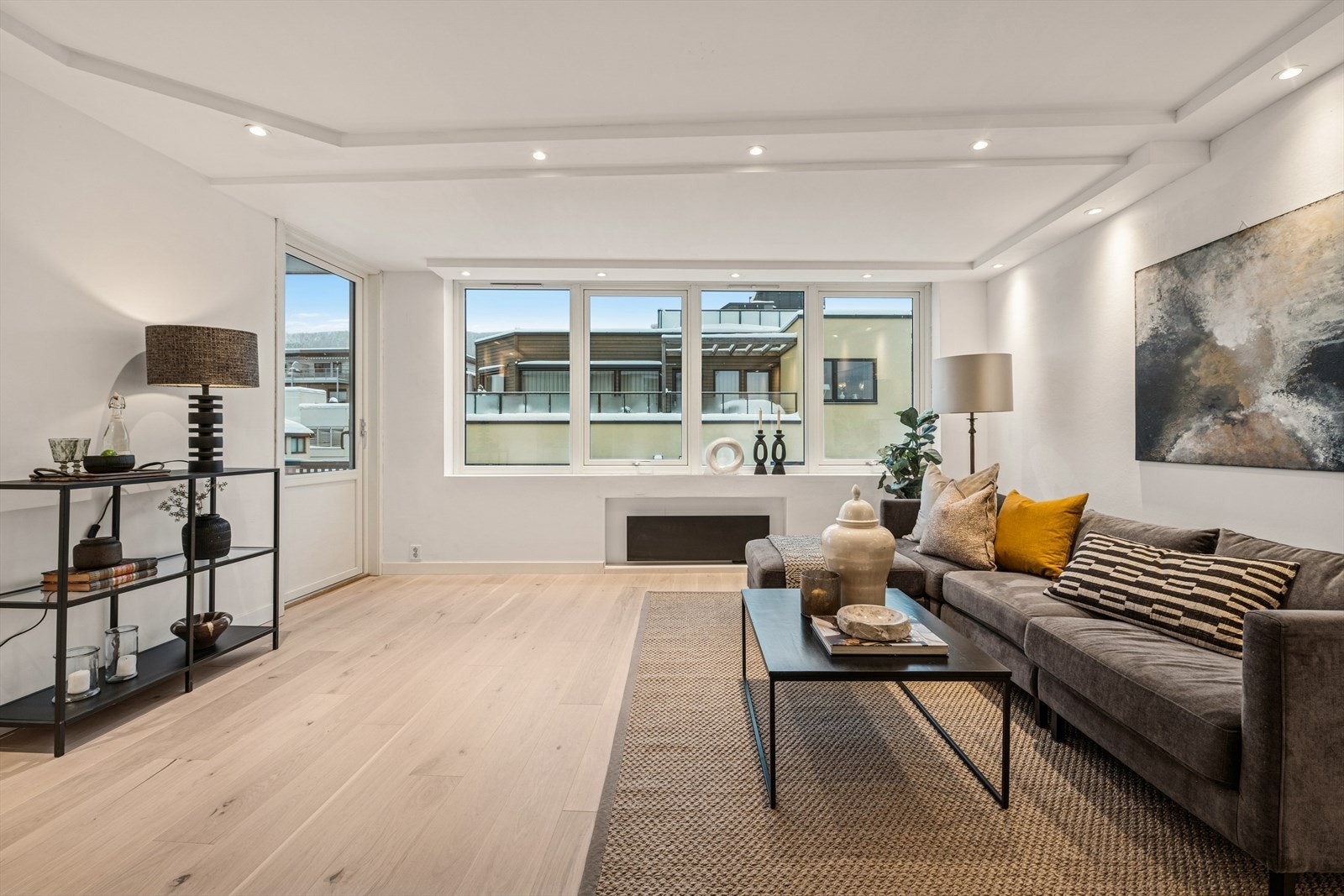 Stuen har lyse vegger og et vakkert parkett gulv. Galleribilde