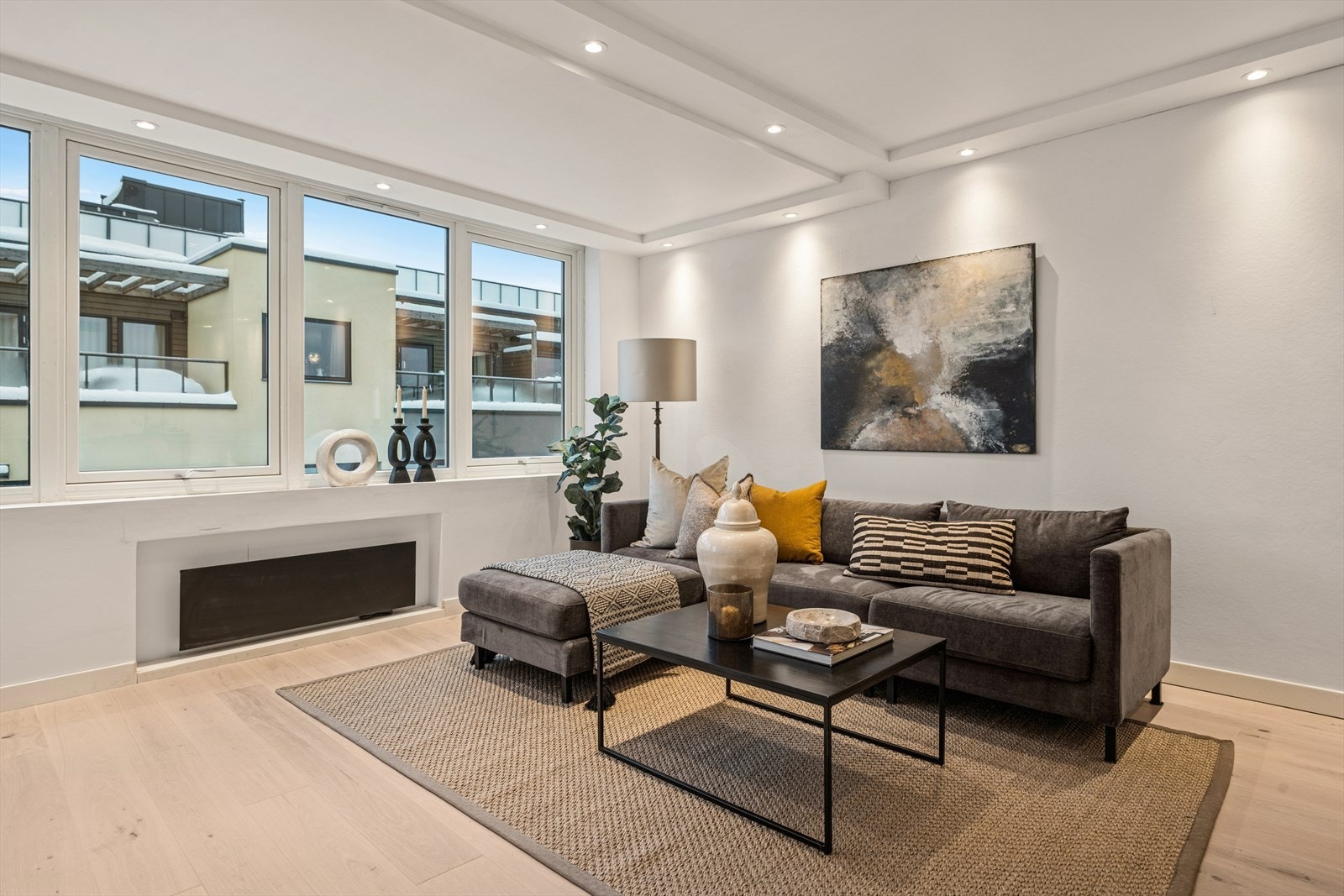 Stuen har gode lysforhold fra de store vindusflatene. Galleribilde