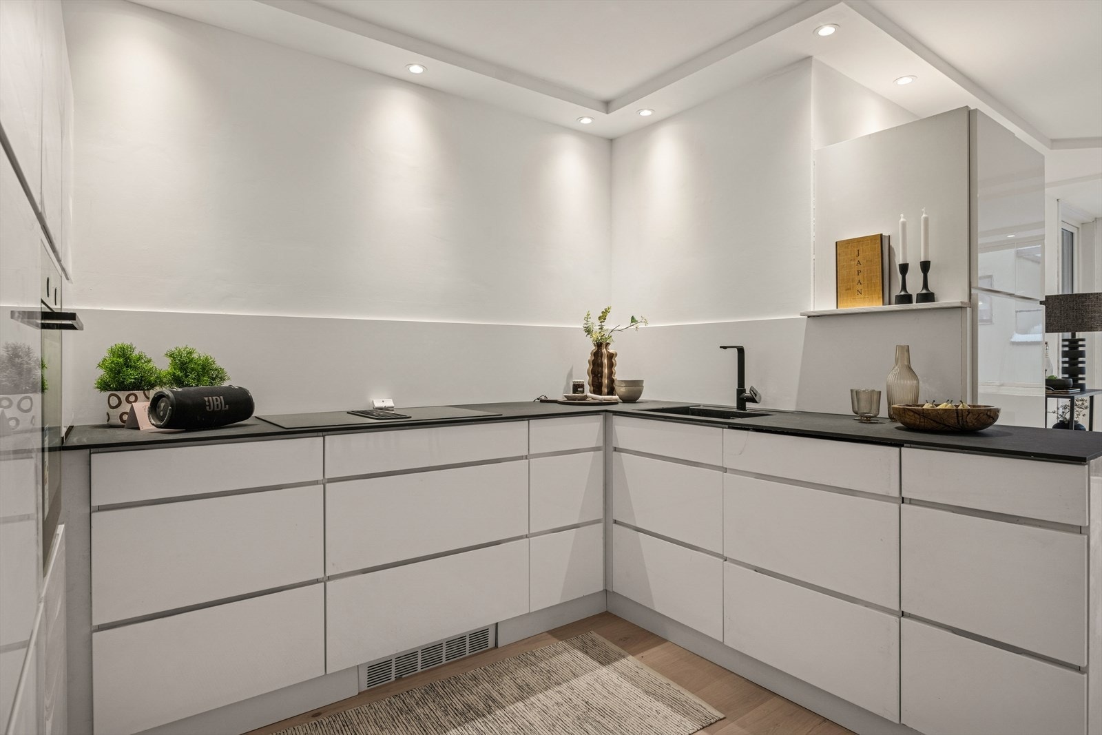 Det er installert komfyrvakt og vannstoppsystem, og avtrekket består av en kjøkkenventilator med kullfilter. Galleribilde